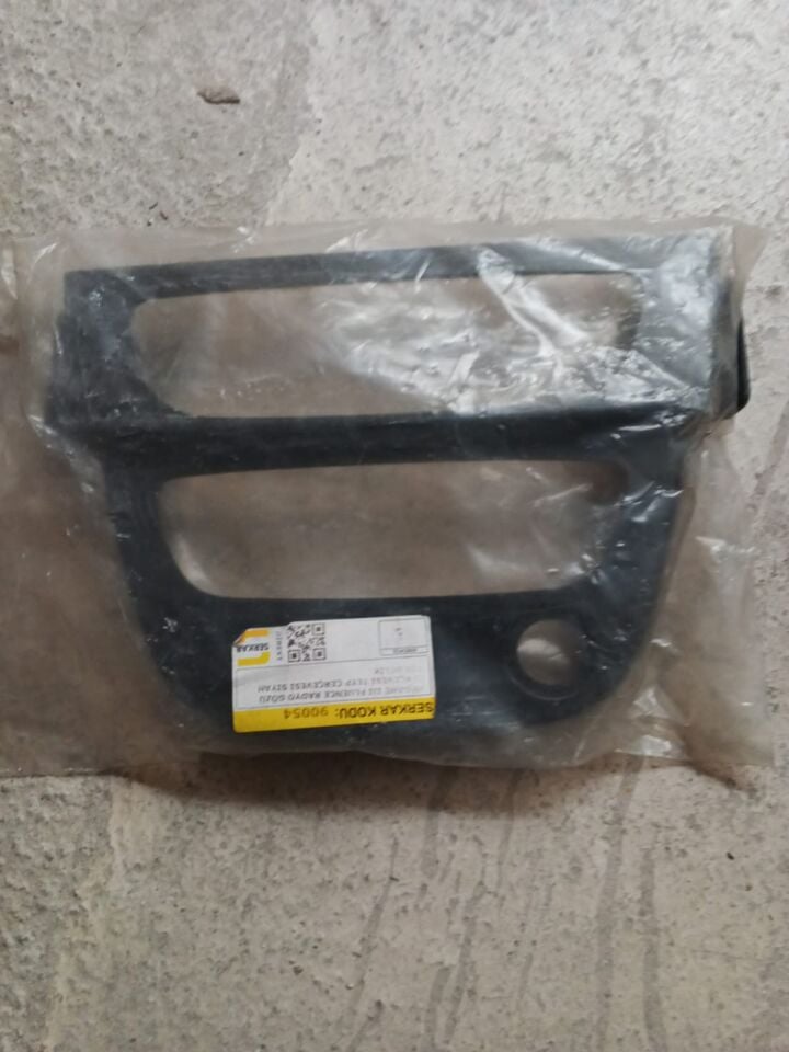 Renault Fluence Teyp Çerçevesi - 682605518R - Serkar