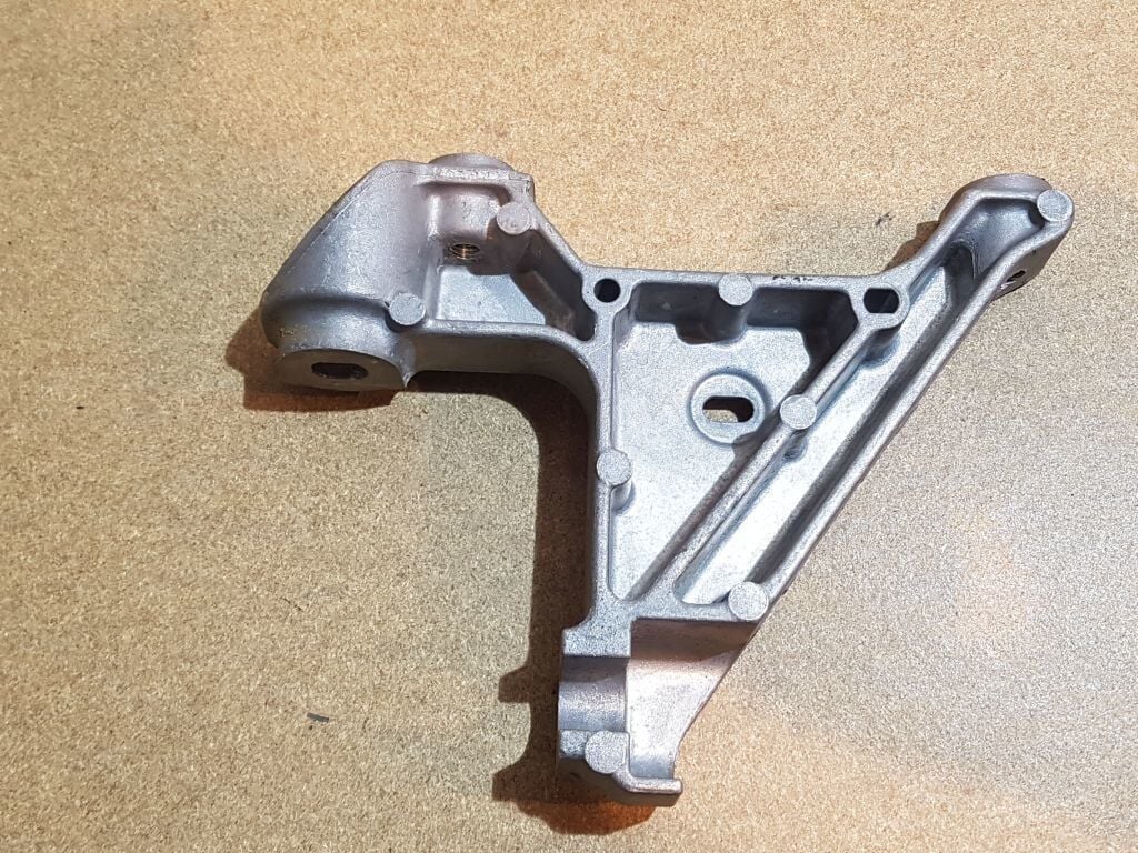 Renault Trafic III - 3 - Sol Motor Bağlantı Kulağı 1.6 Dci R9M (2013-2019) - 244834609R
