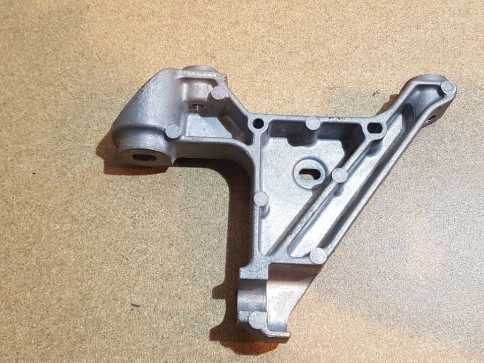 Renault Trafic III - 3 - Sol Motor Bağlantı Kulağı 1.6 Dci R9M (2013-2019) - 244834609R